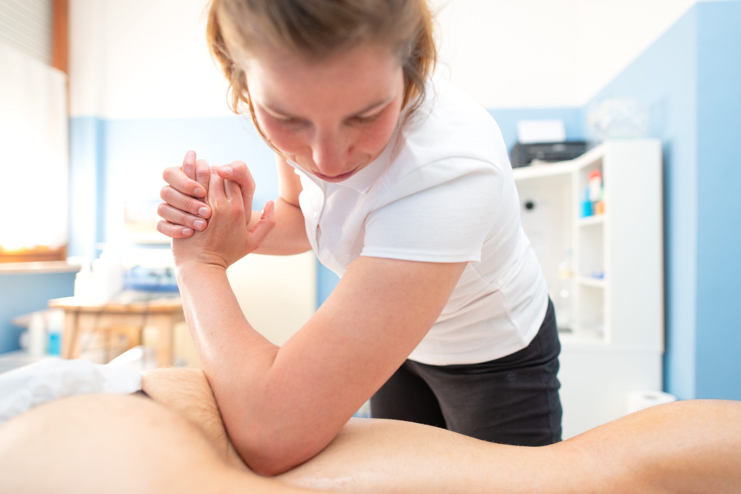 Physiotherapist performs deep and de-contracting drainage of ischiocruralis
